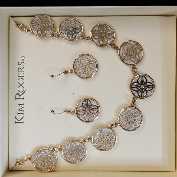 ⬇️Kim Rogers| Gold & Silver Necklace & Earring Set - Picture 3 of 5
